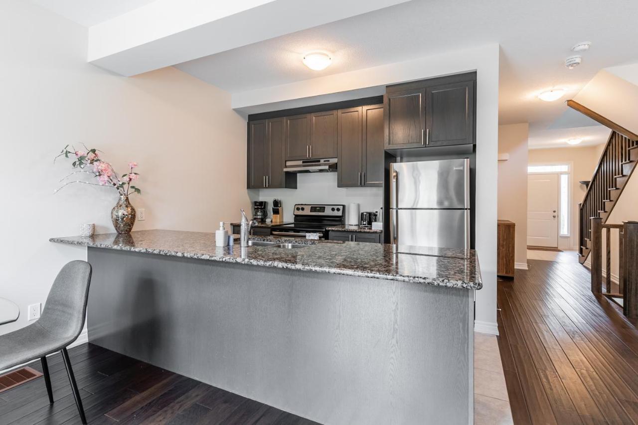 Globalstay Modern Townhomes In Lakeshore Steps To The Beach Hamilton Buitenkant foto