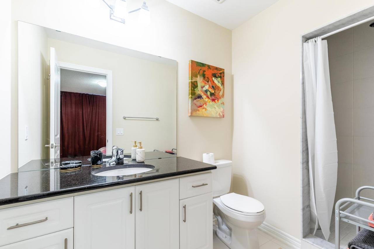 Globalstay Modern Townhomes In Lakeshore Steps To The Beach Hamilton Buitenkant foto